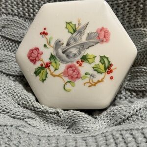 Vintage Avon Holiday Greetings Dove &Roses 1983 Trinket Box Porcelain